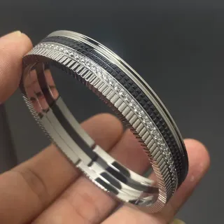 Pulsera multi-banda con textura de cresta y piedras pavé de tono plateado