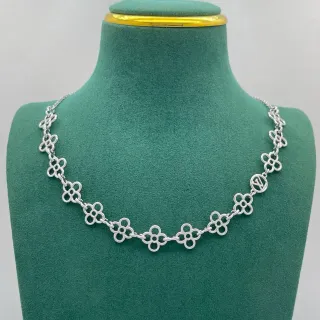 Collar de eslabones florales de tono plateado con aberturas