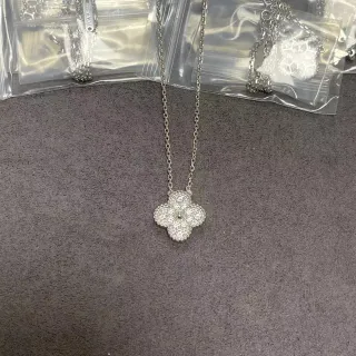 Collier pendentif trèfle à quatre pétales pavé en ton argent