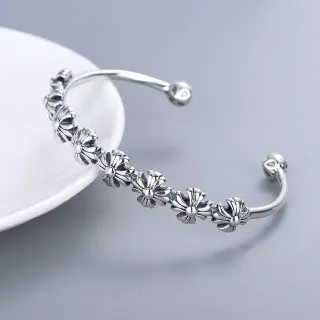 Brazalete de puño abierto con motivo floral en tono plateado