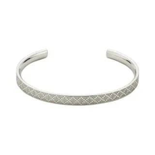 Pulsera abierta con textura geométrica de píxeles en tono plateado