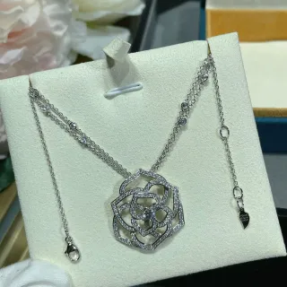 Colar com pingante de rosa em tons de prata com pavê e aberturas