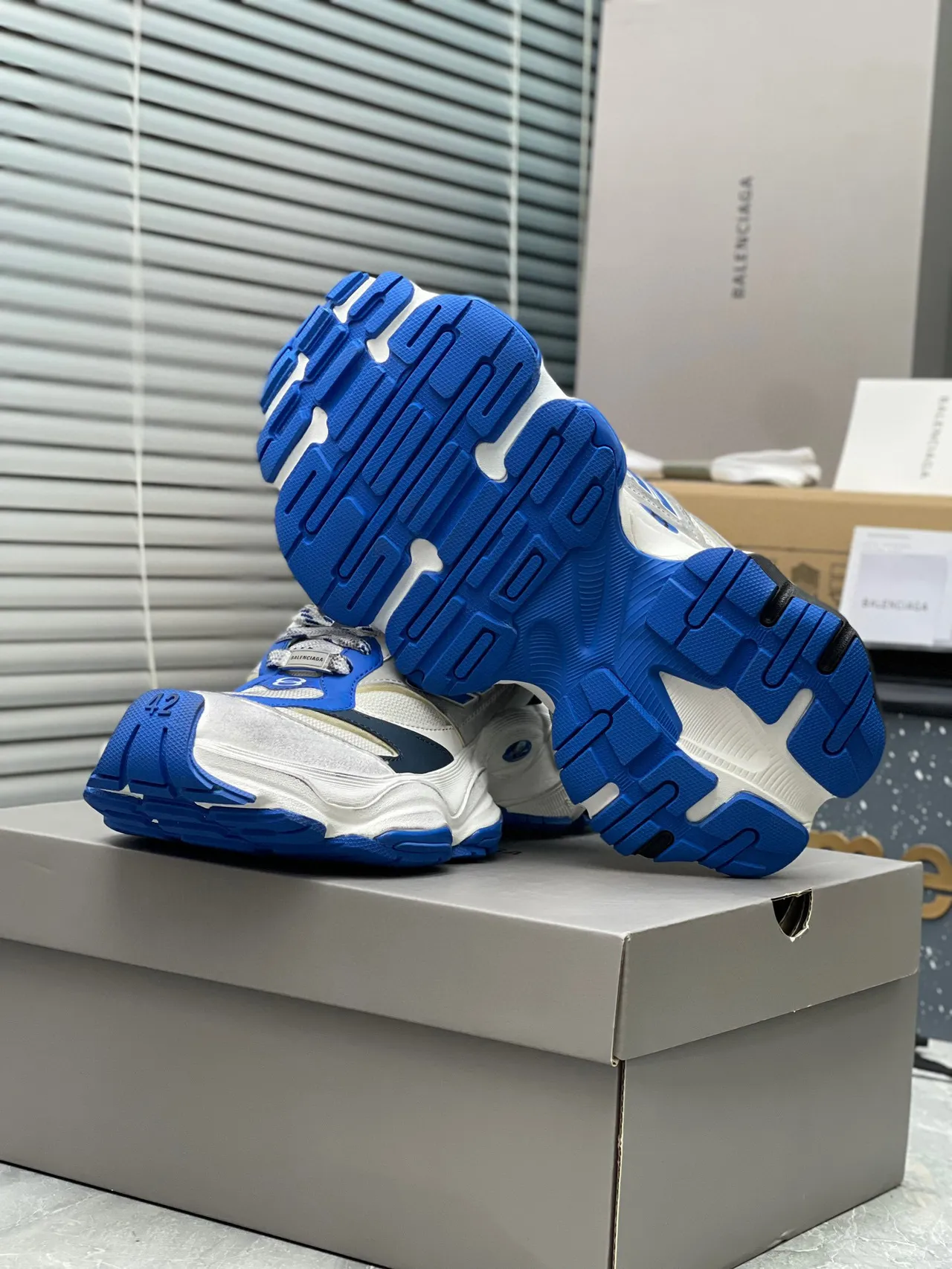 Skechers White Blue Oversized Sculpted Sole Layered Mesh And Synthetic Upper Chunky Sneakers 4