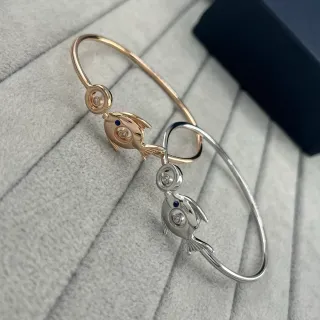Pulseras de brazalete abiertas con motivo de pescado en dos tonos incrustadas con gemas