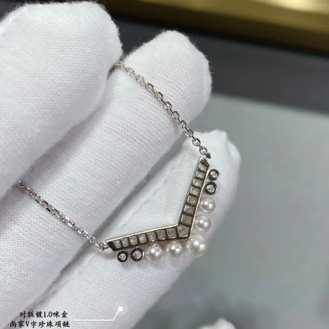 V-Shaped Pavé and Pearl Pendant Necklace 2