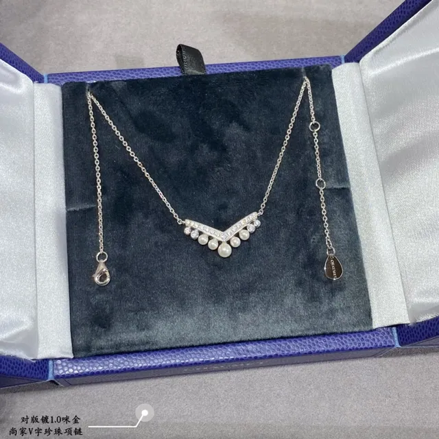V-Shaped Pavé and Pearl Pendant Necklace 3