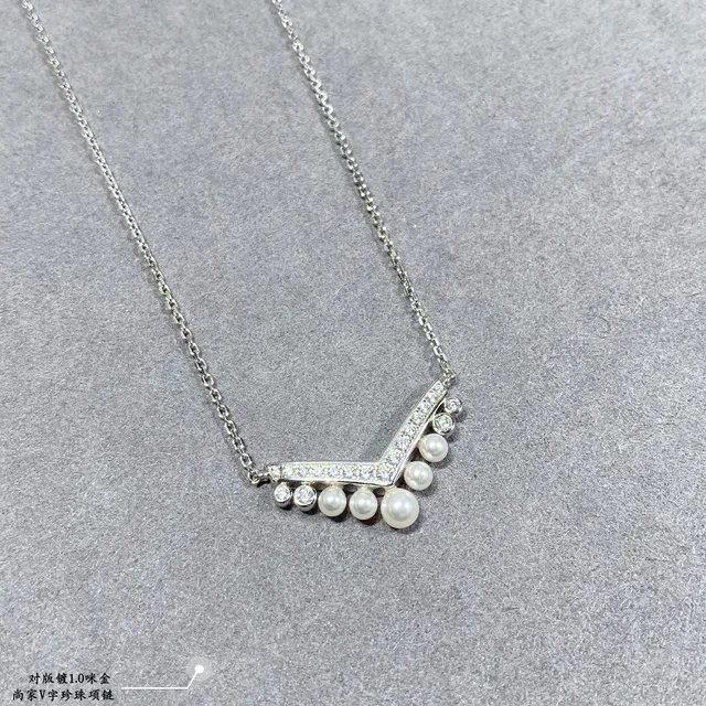 V-Shaped Pavé and Pearl Pendant Necklace 5