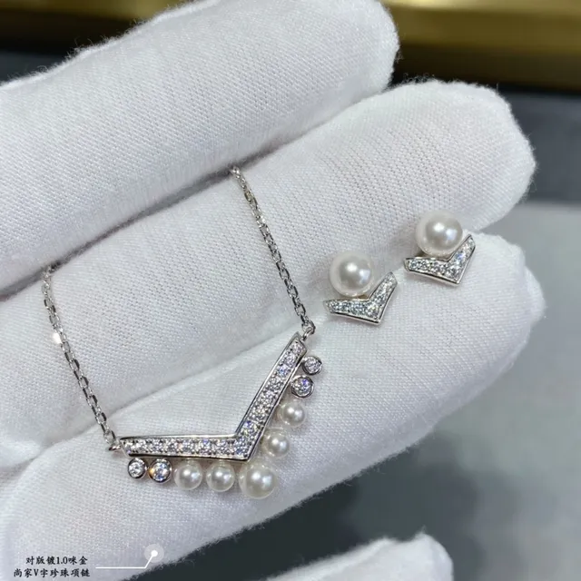 V-Shaped Pavé and Pearl Pendant Necklace 6