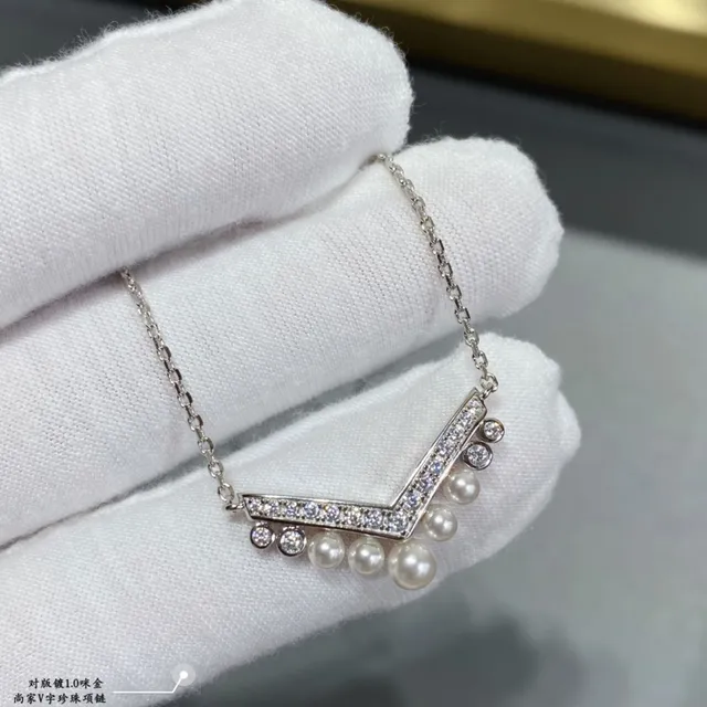 V-Shaped Pavé and Pearl Pendant Necklace 8