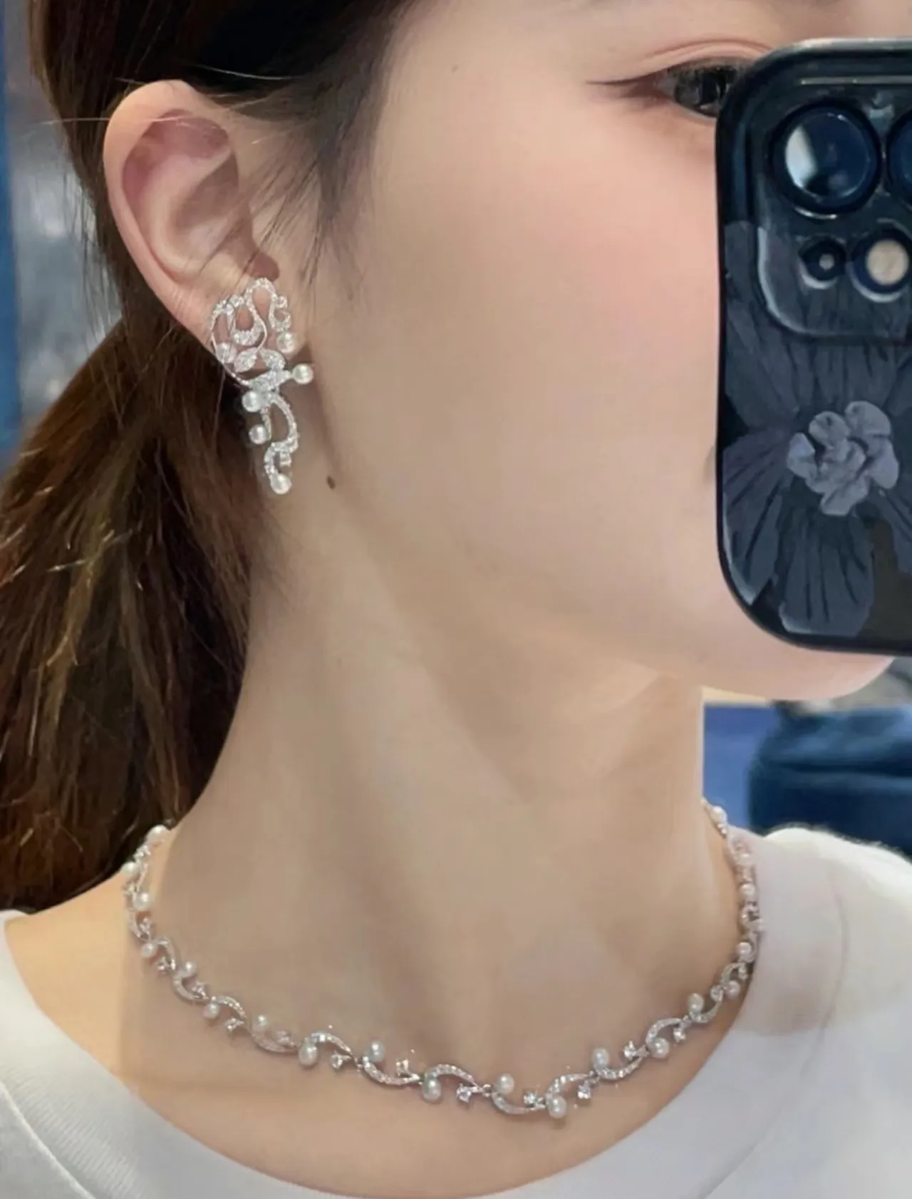 Vine-Inspired Pearl and Crystal Necklace 2