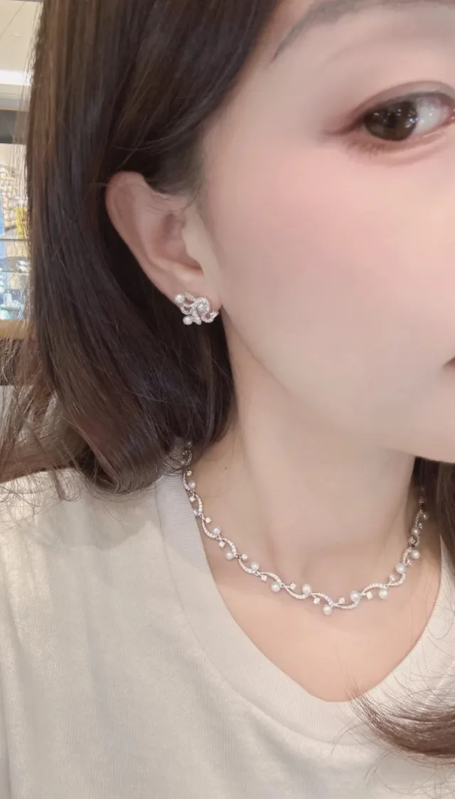 Vine-Inspired Pearl and Crystal Necklace 3