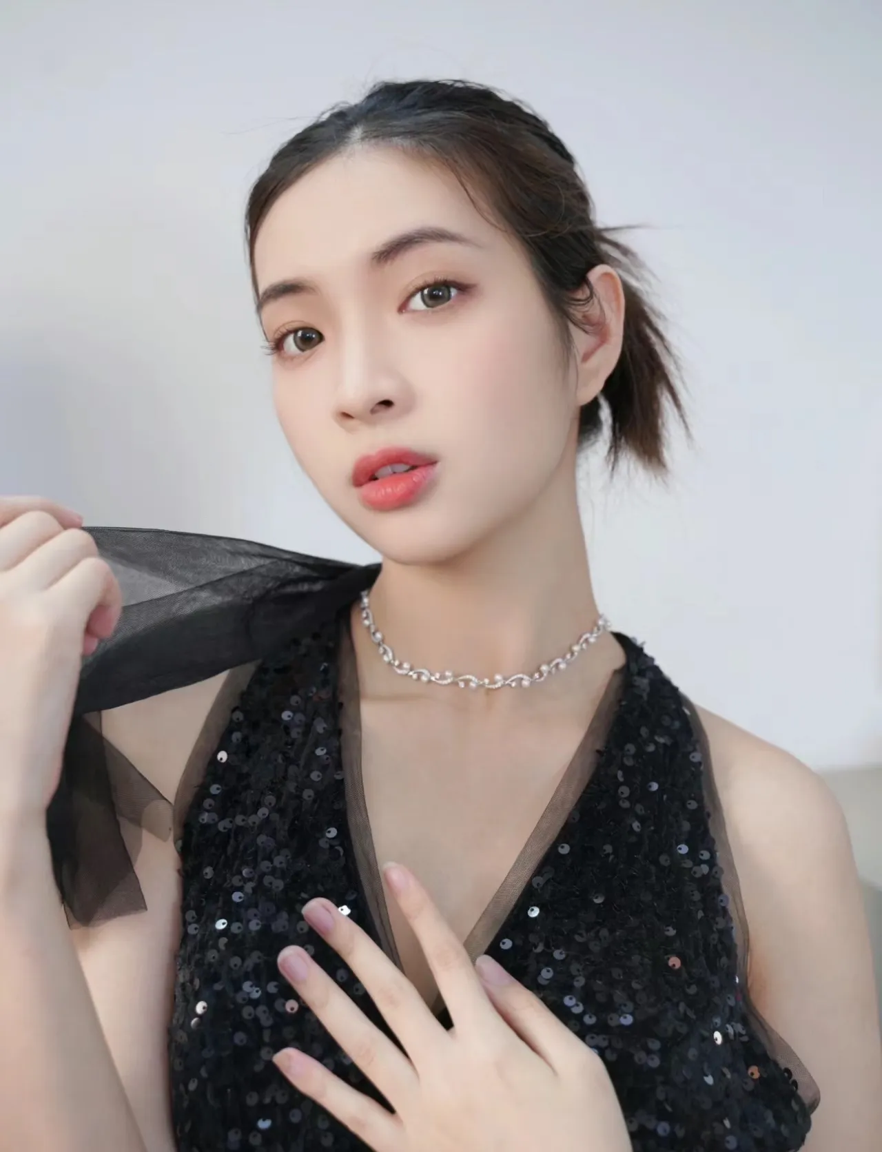 Vine-Inspired Pearl and Crystal Necklace 4