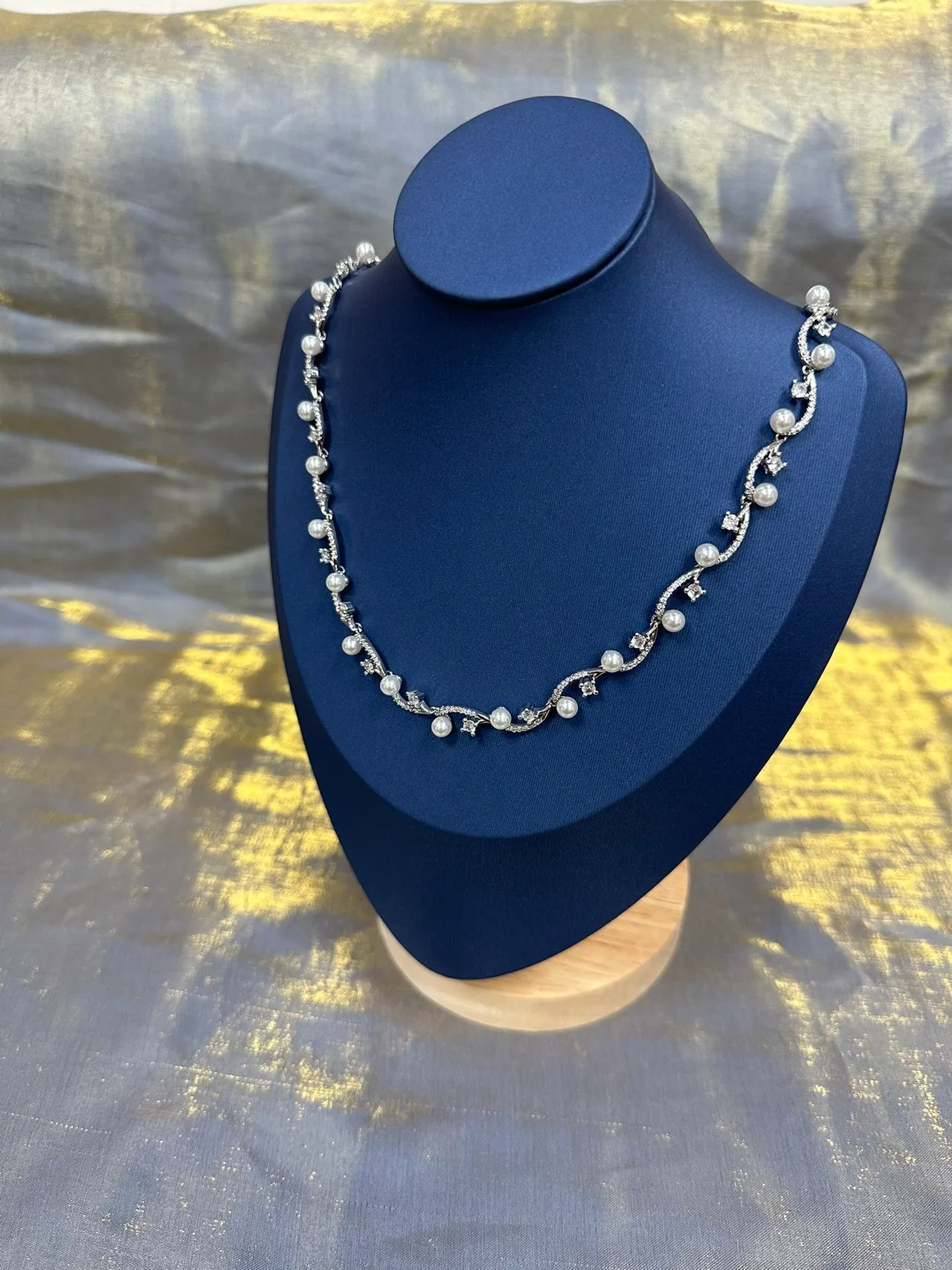 Vine-Inspired Pearl and Crystal Necklace 9