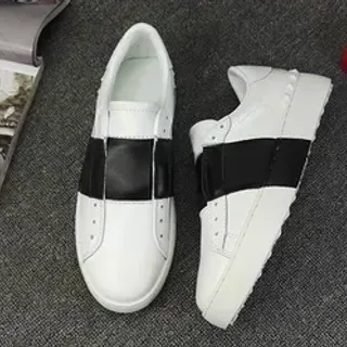 Tênis lifestyle com plataforma e tiras contrastantes branco e preto, slip-on