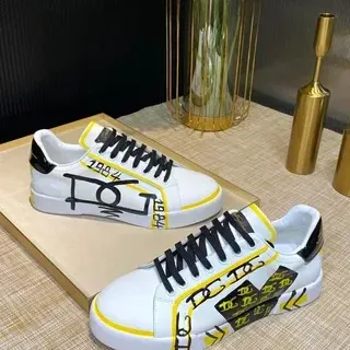 Zapatillas lifestyle low-top blancas y amarillas con impresión de grafiti