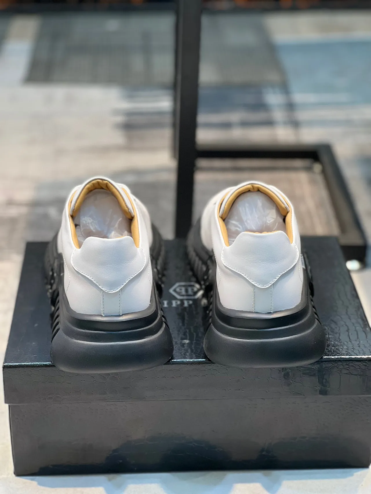White Black Chunky Platform Sole Smooth Leather Upper Lifestyle Sneakers 2