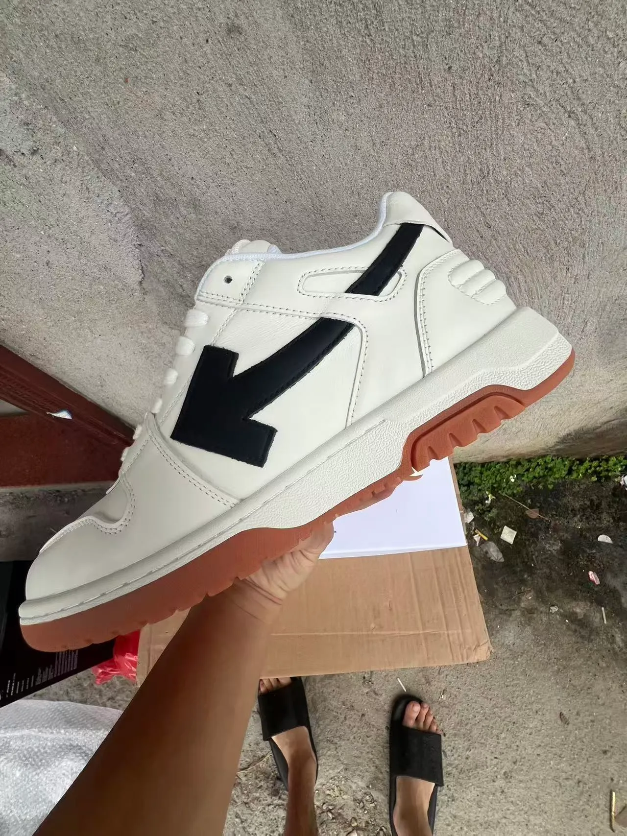 White Black Leather Upper Bold Arrow-Side Logo Sneakers 4