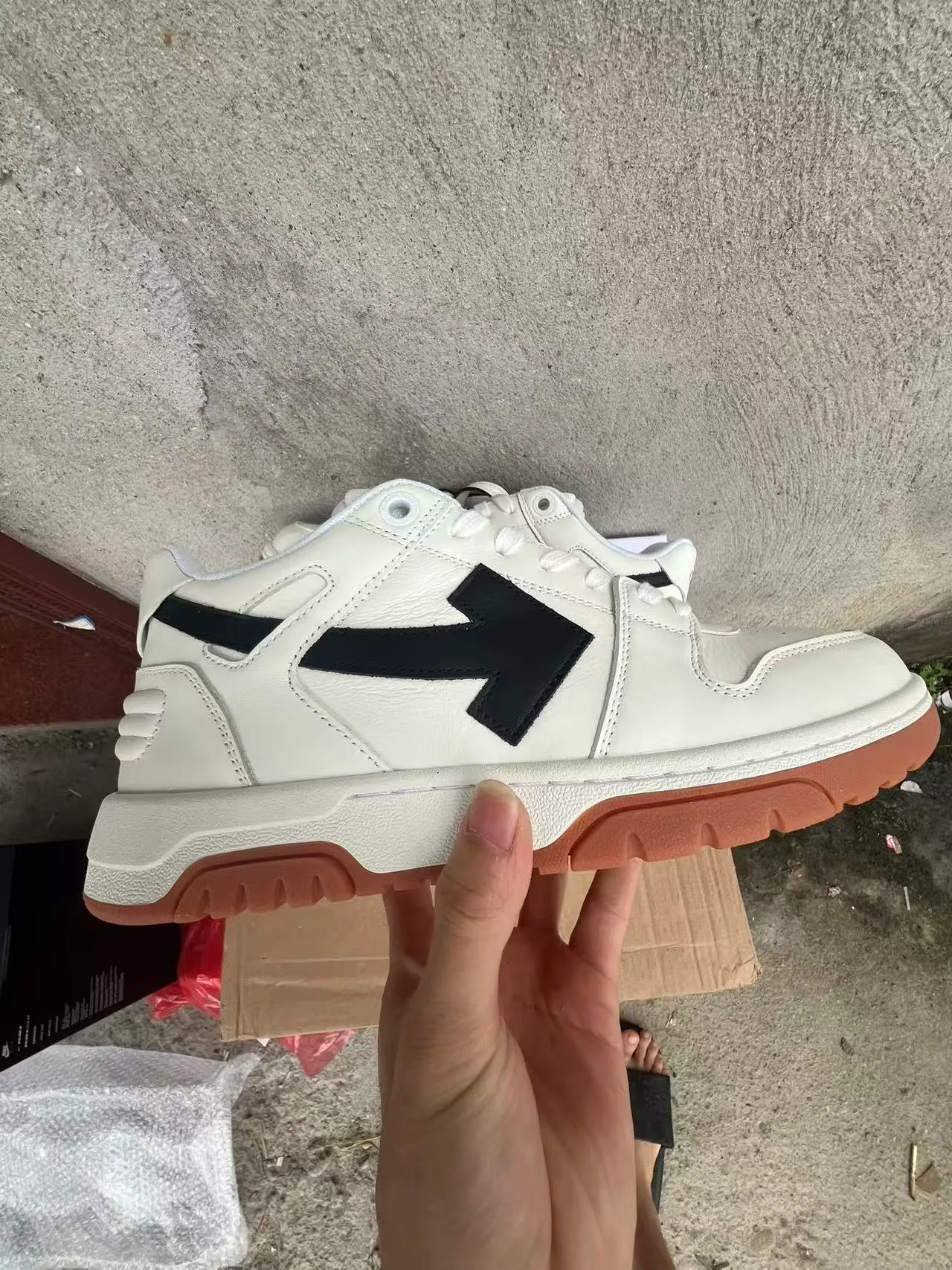 White Black Leather Upper Bold Arrow-Side Logo Sneakers 6