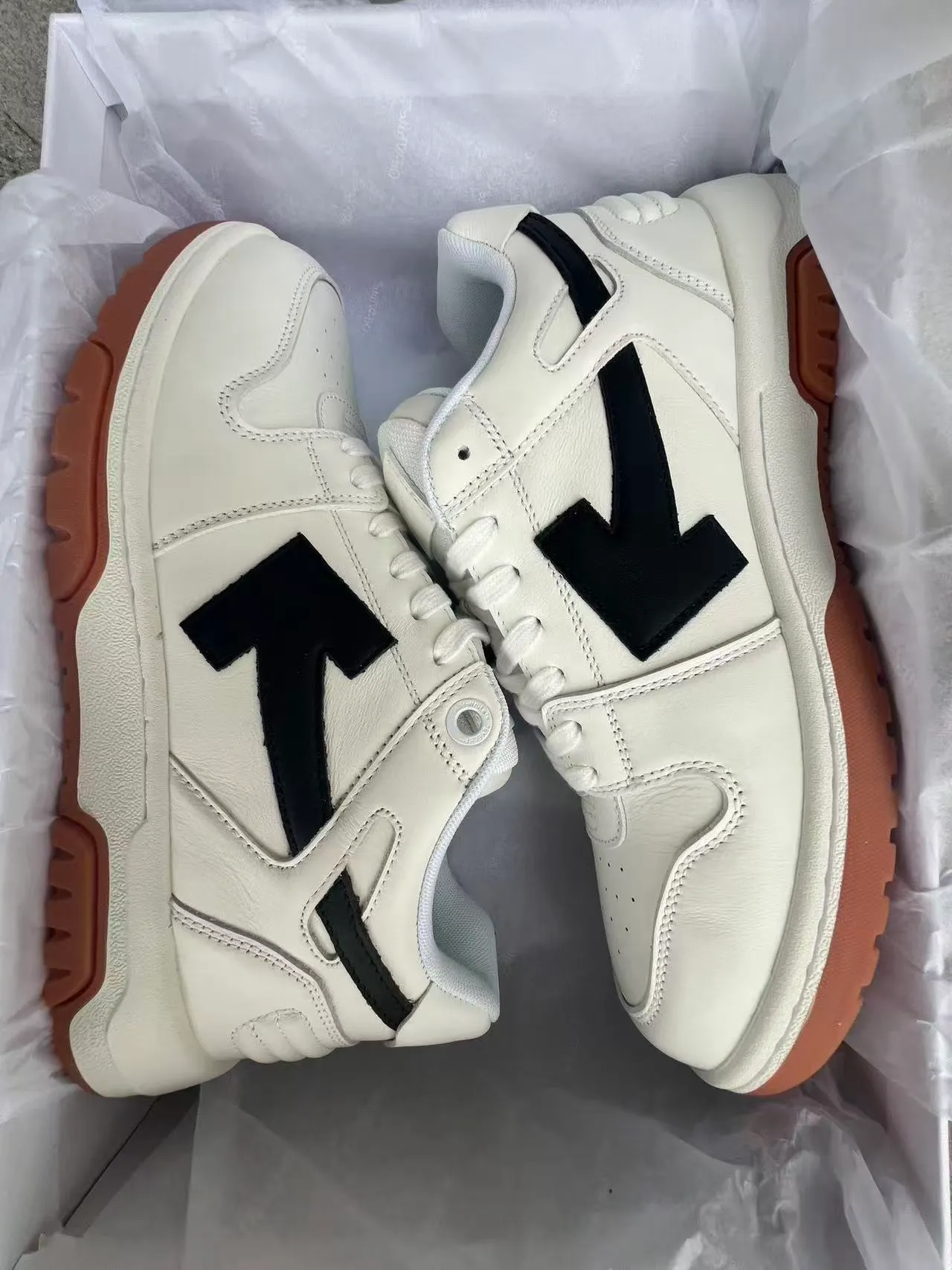 White Black Leather Upper Bold Arrow-Side Logo Sneakers 8