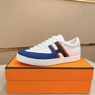 Tênis lifestyle com blocos de cor branco azul preto vermelho low-top