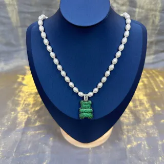 白色绿色珍珠串 Pavé-Set 熊软糖吊坠项链