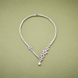 Colar com motivo floral branco e rosa design V-Drop