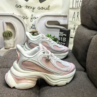 Tênis chunky brancos e rosas com sola oversized, malha e overlay sintético