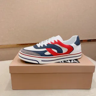 Tênis lifestyle de cano baixo com overlay multi-painel em branco, vermelho e azul-marinho