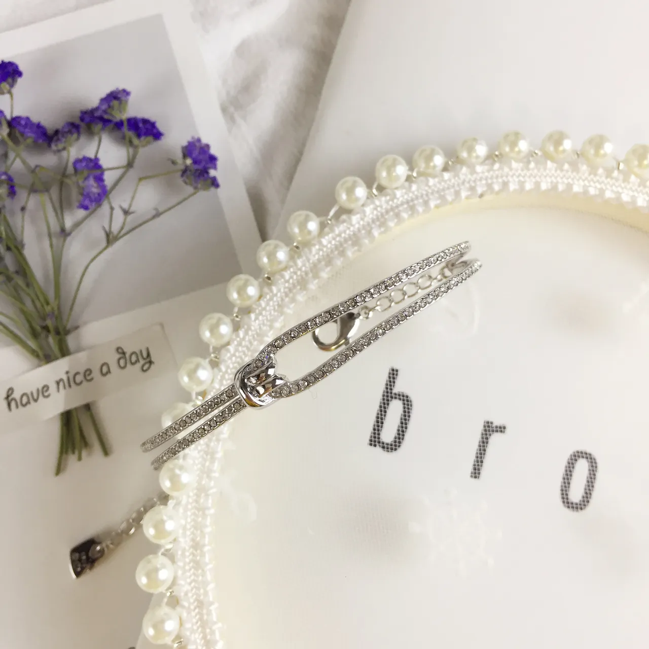 White Silver Pearl-Embellished Rhinestone-Clad Metal Clasp Jewelry 2