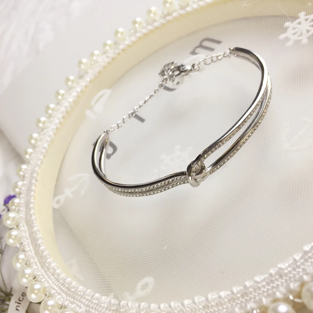 White Silver Pearl-Embellished Rhinestone-Clad Metal Clasp Jewelry 4