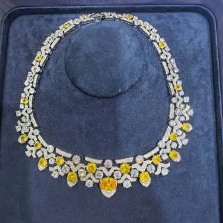 Collar Necklace de Gemas Geométricas Amarillas y Blancas