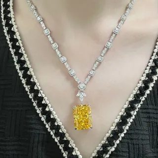Collier de chaîne en métal blanc avec gemmes d'émeraude en taille rectangulaire pavé-set en argent jaune