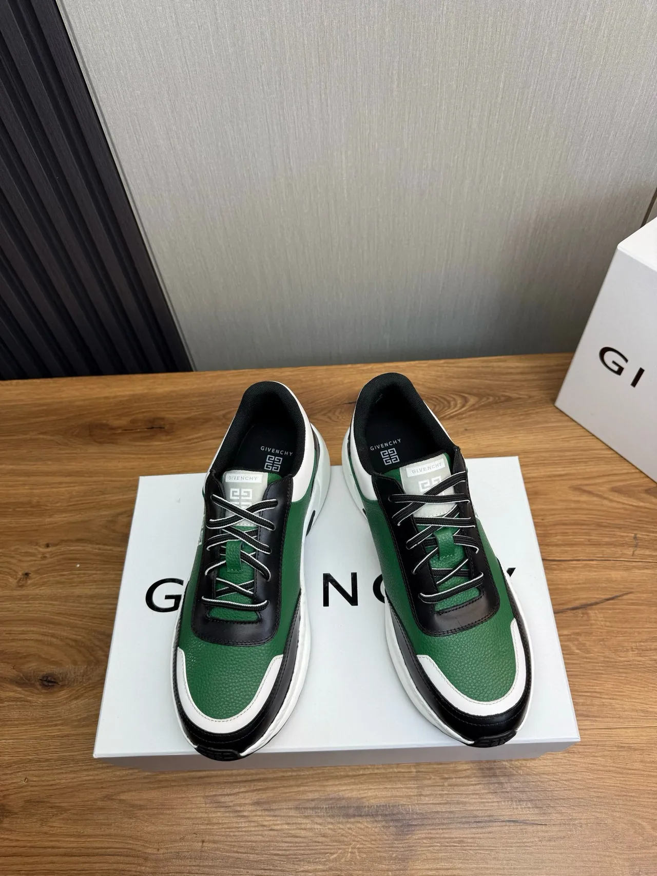 Givenchy City Sport أخضر أسود أبيض حذاء رياضي سميك 2