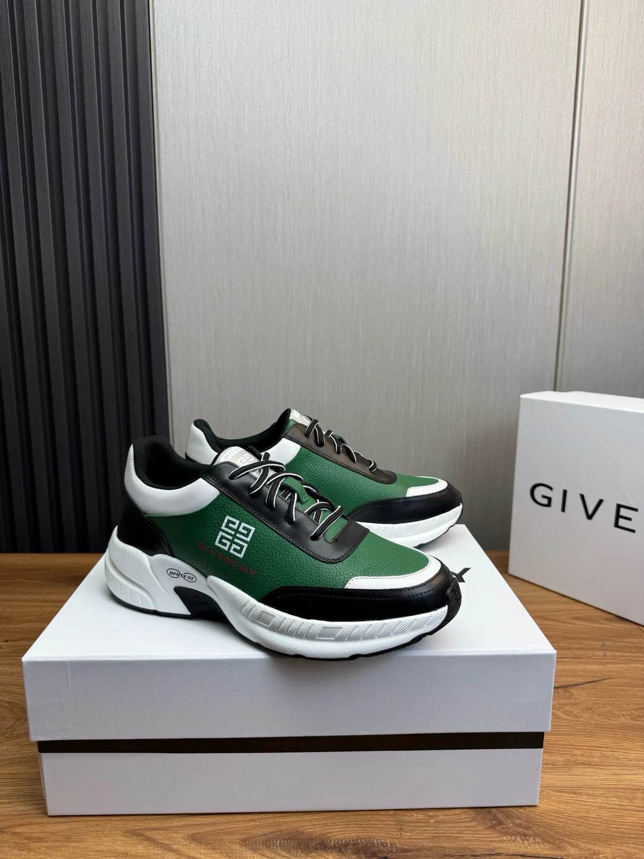 Givenchy City Sport أخضر أسود أبيض حذاء رياضي سميك 3