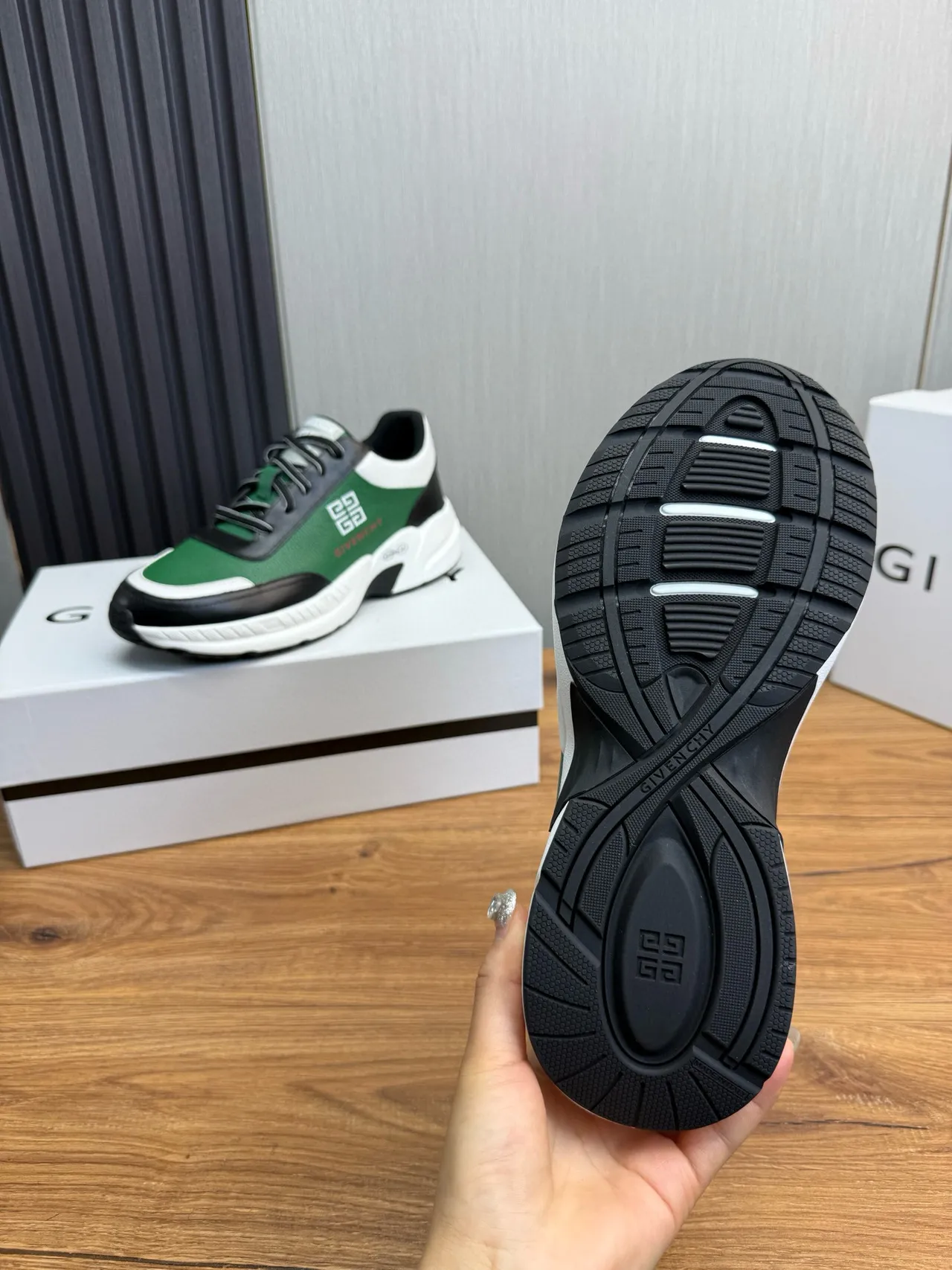 Givenchy City Sport أخضر أسود أبيض حذاء رياضي سميك 5