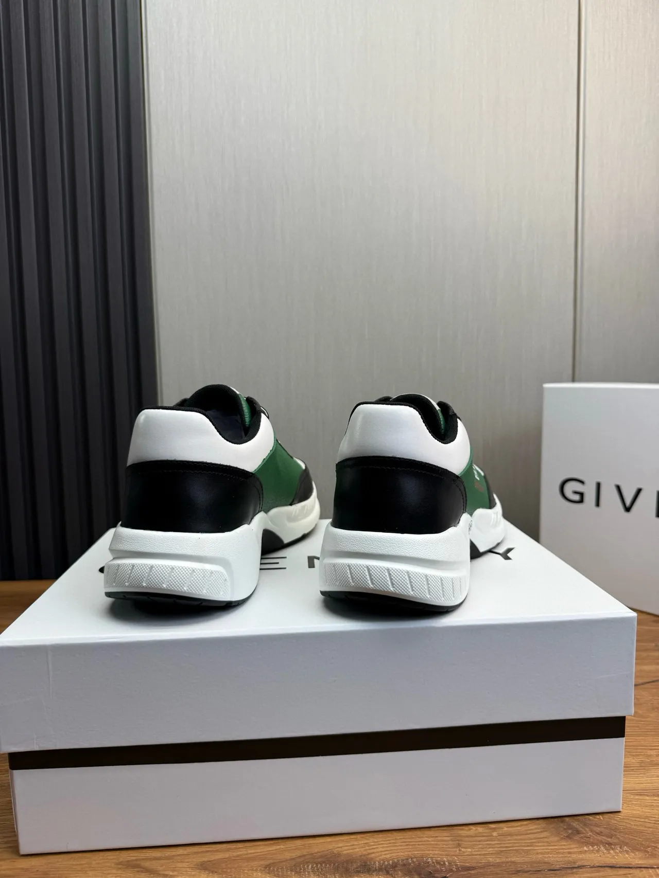Givenchy City Sport أخضر أسود أبيض حذاء رياضي سميك 6