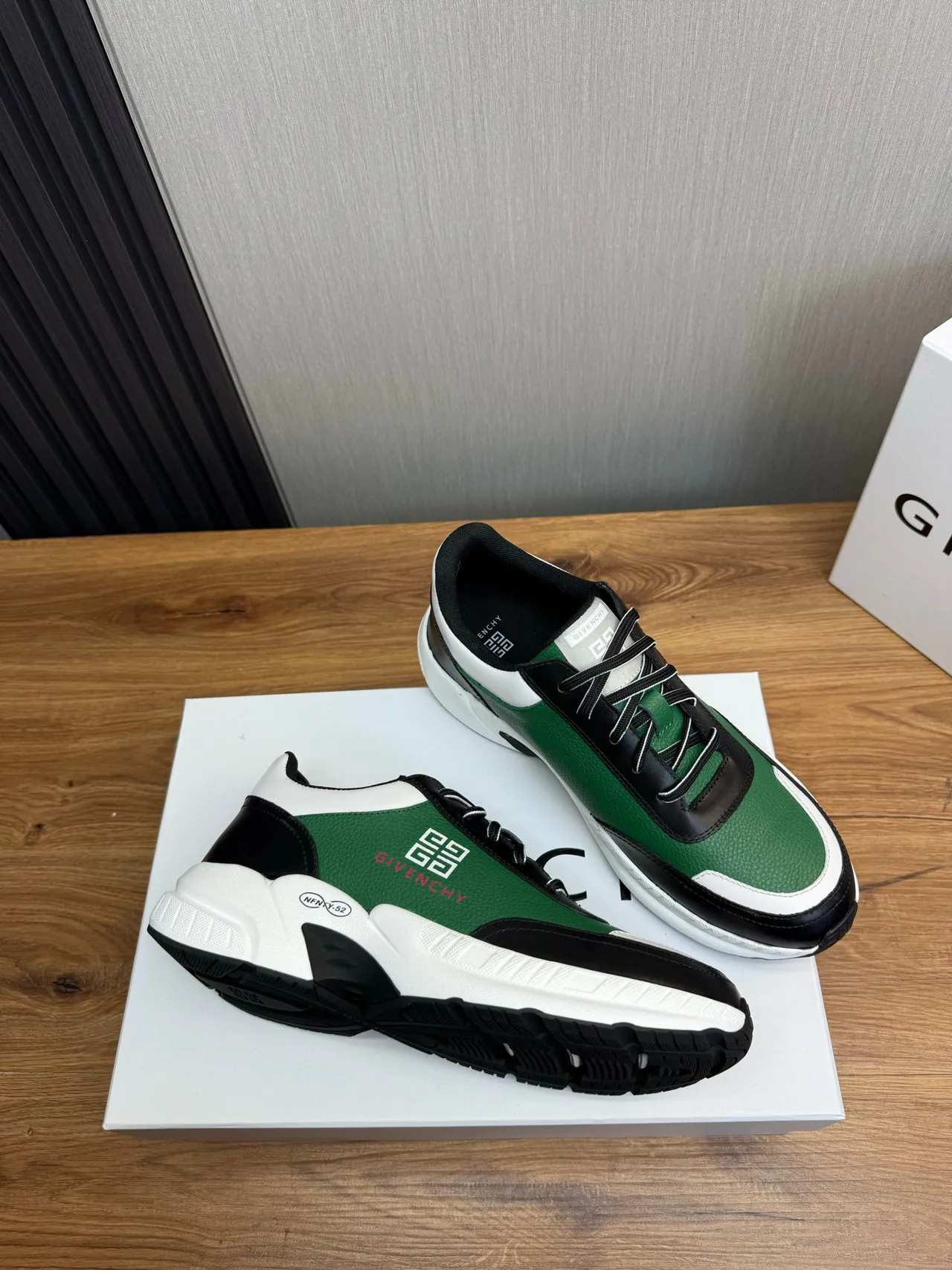 Givenchy City Sport أخضر أسود أبيض حذاء رياضي سميك 8