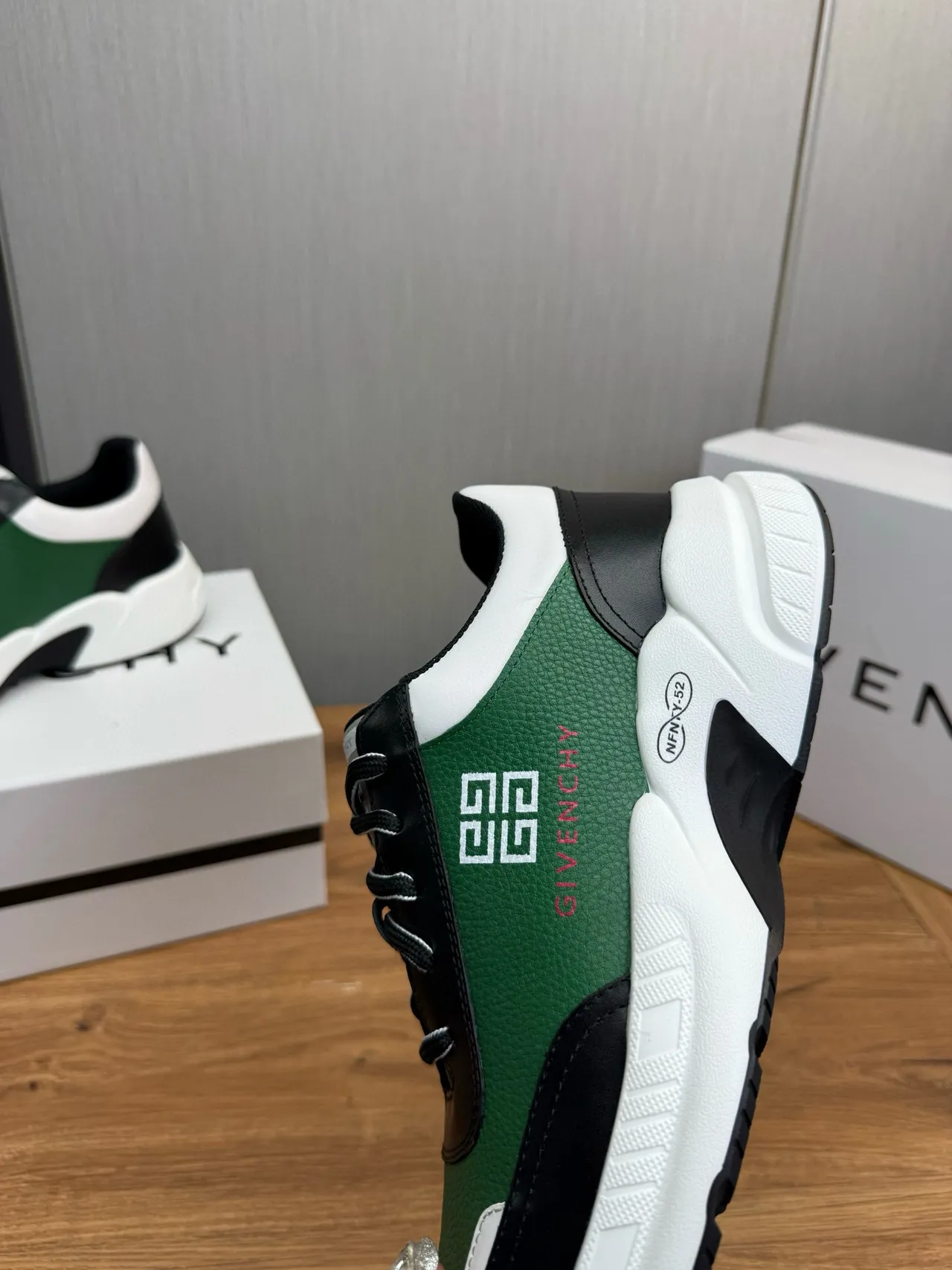Givenchy City Sport أخضر أسود أبيض حذاء رياضي سميك 10