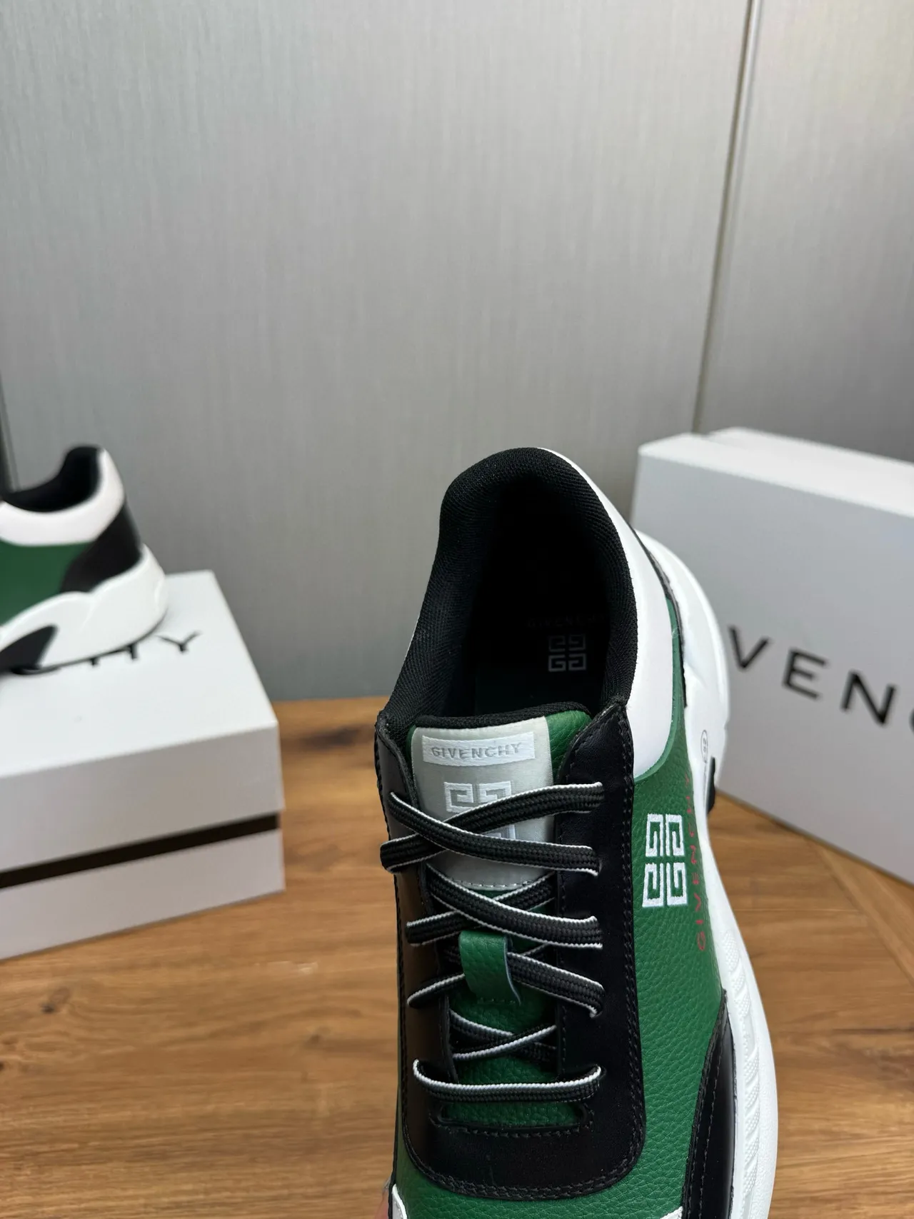 Givenchy City Sport أخضر أسود أبيض حذاء رياضي سميك 11