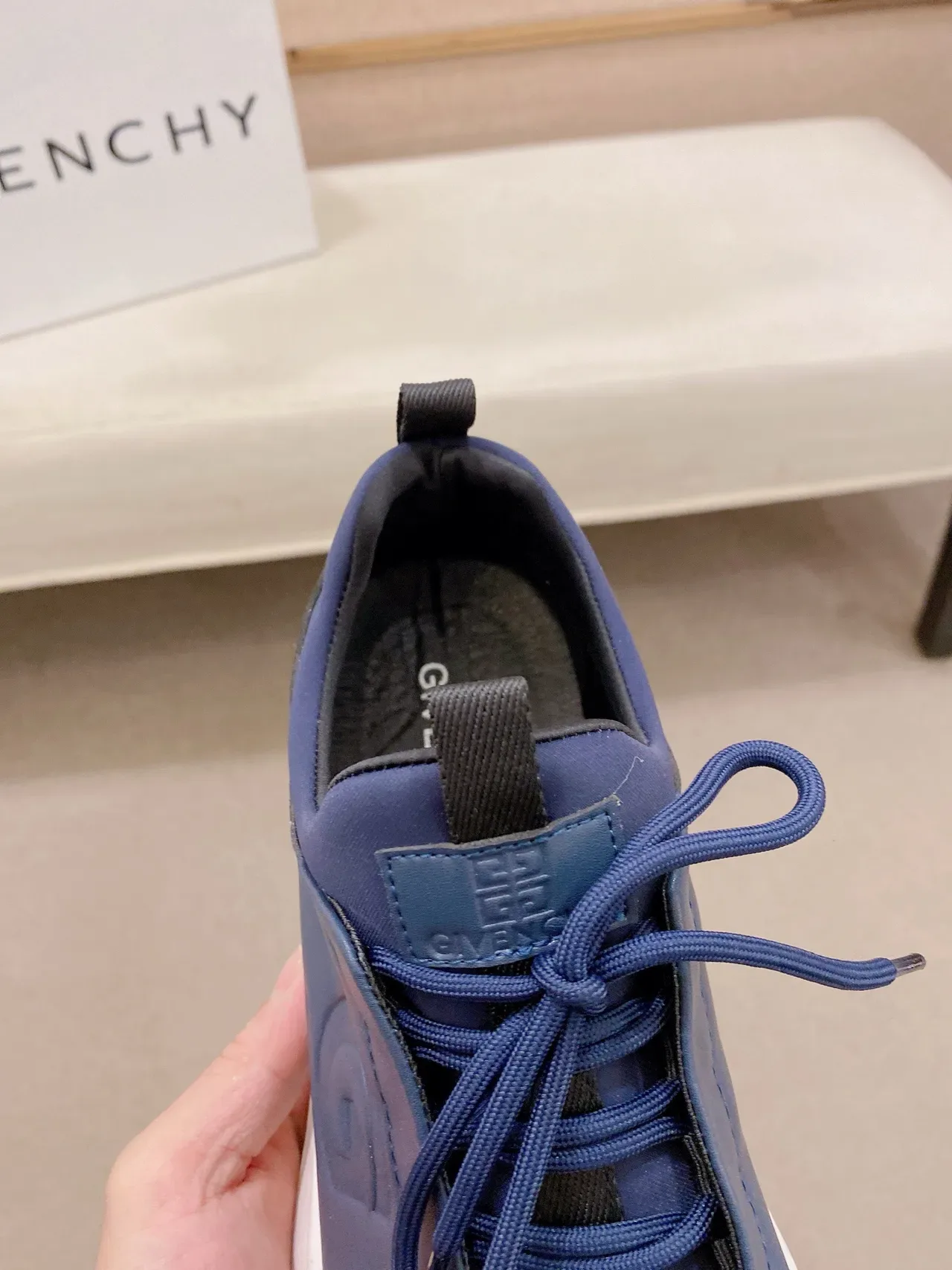 Givenchy City Sport sneakers lifestyle en cuir bleu marine 6