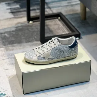 Golden Goose Superstar 银色闪光海军色高跟生活方式运动鞋