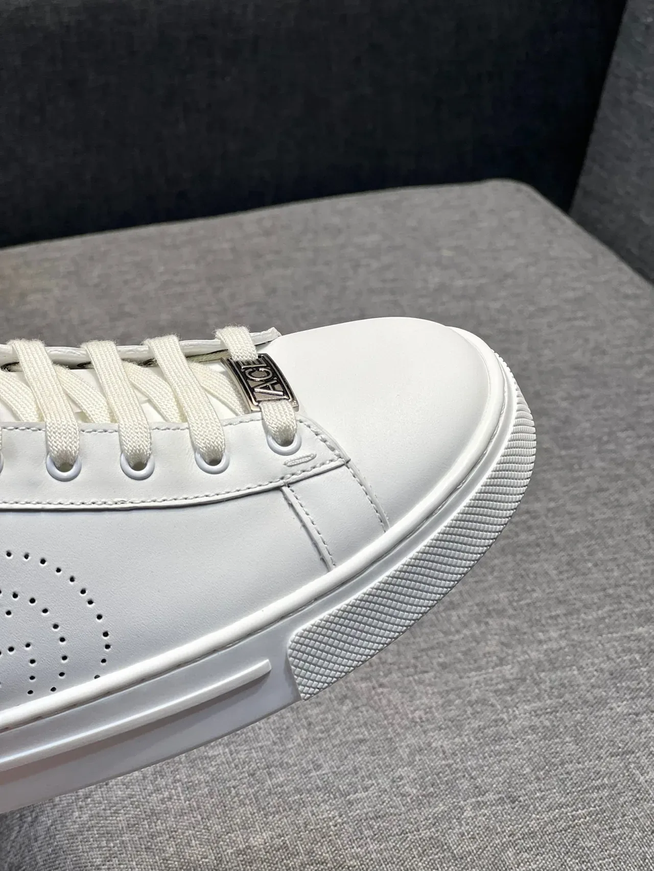Gucci Ace Sneakers Lifestyle Blanches avec Logo Perforé 3