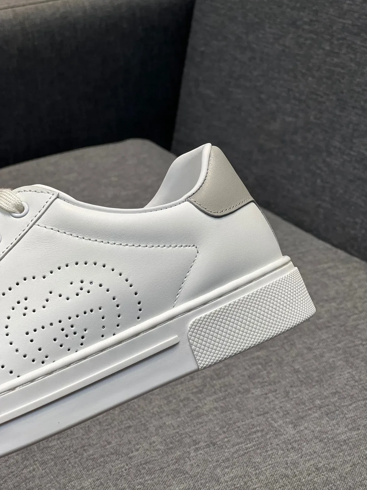 Gucci Ace Sneakers Lifestyle Blanches avec Logo Perforé 4