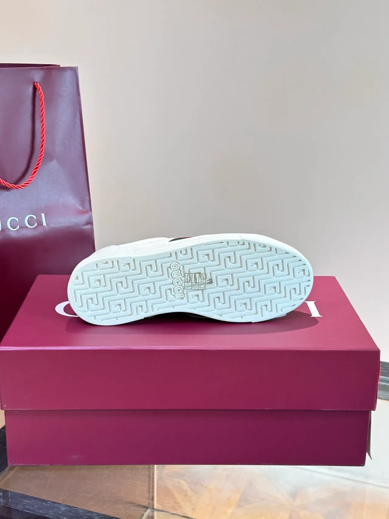 Gucci Ace Blanc embossed GG Web Stripe Chaussures Lifestyle 2
