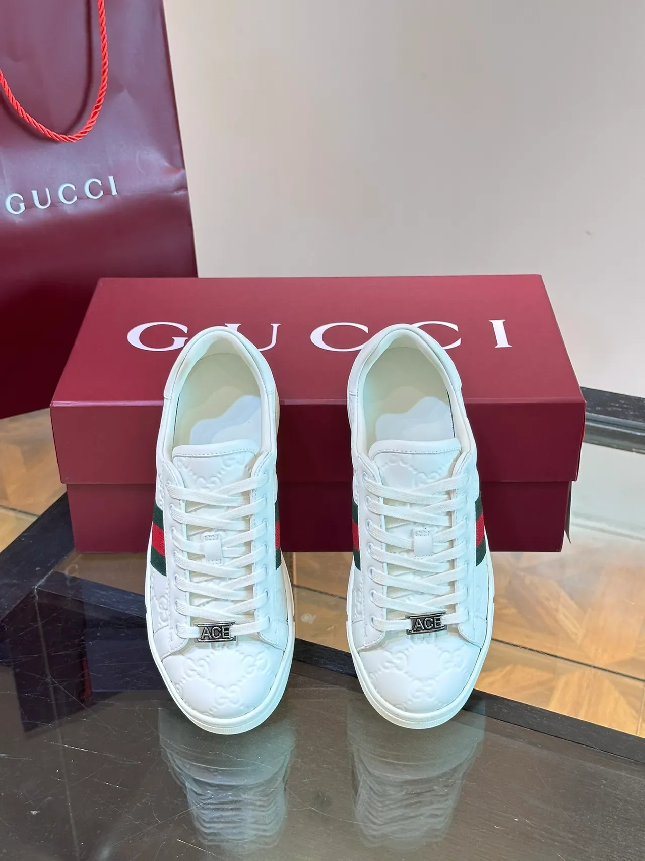 Gucci Ace Blanc embossed GG Web Stripe Chaussures Lifestyle 4