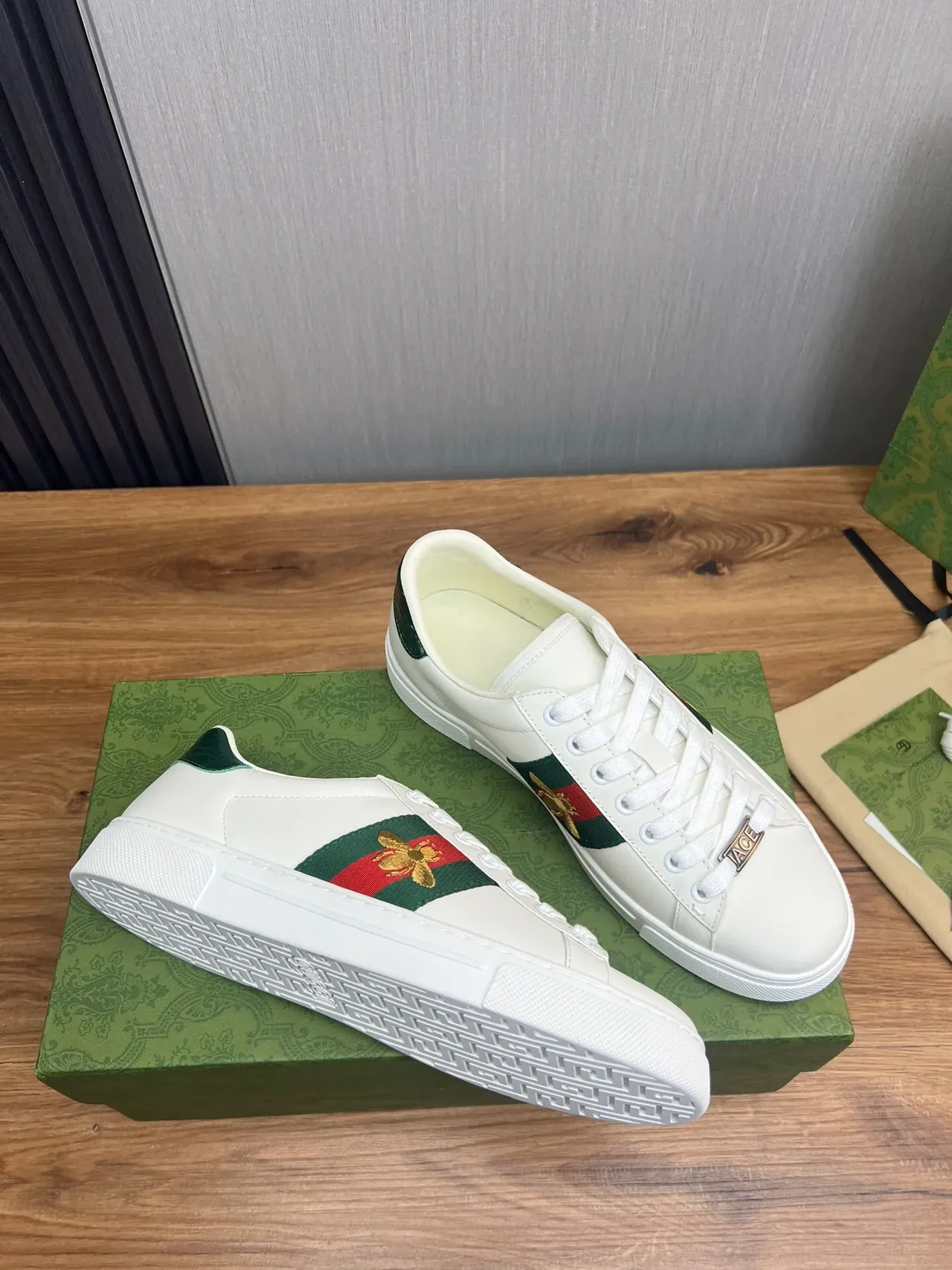 Gucci Ace Blanc Vert Rouge Web Stripe Bee Embroidery Sneakers Lifestyle 2