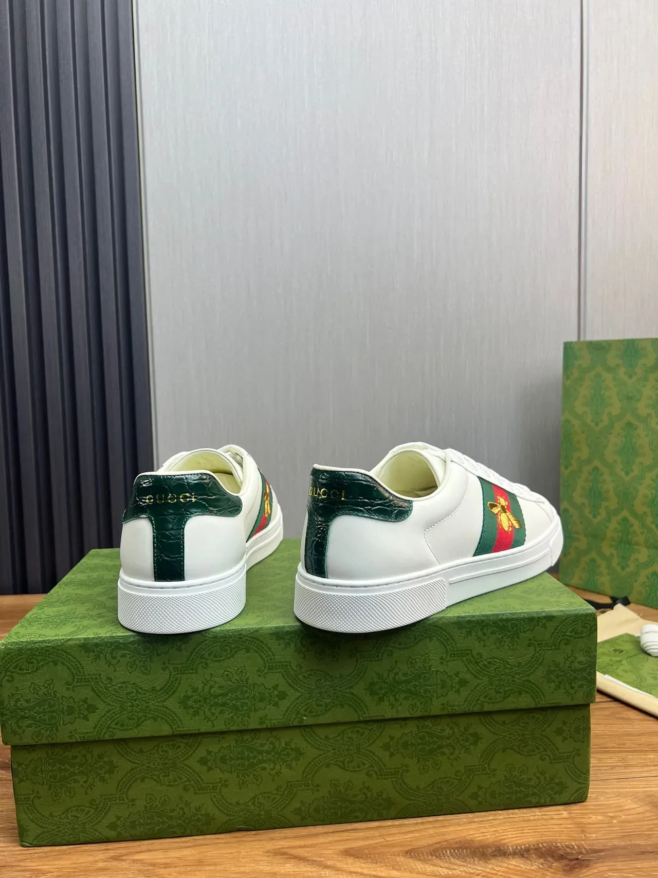 Gucci Ace Blanc Vert Rouge Web Stripe Bee Embroidery Sneakers Lifestyle 3