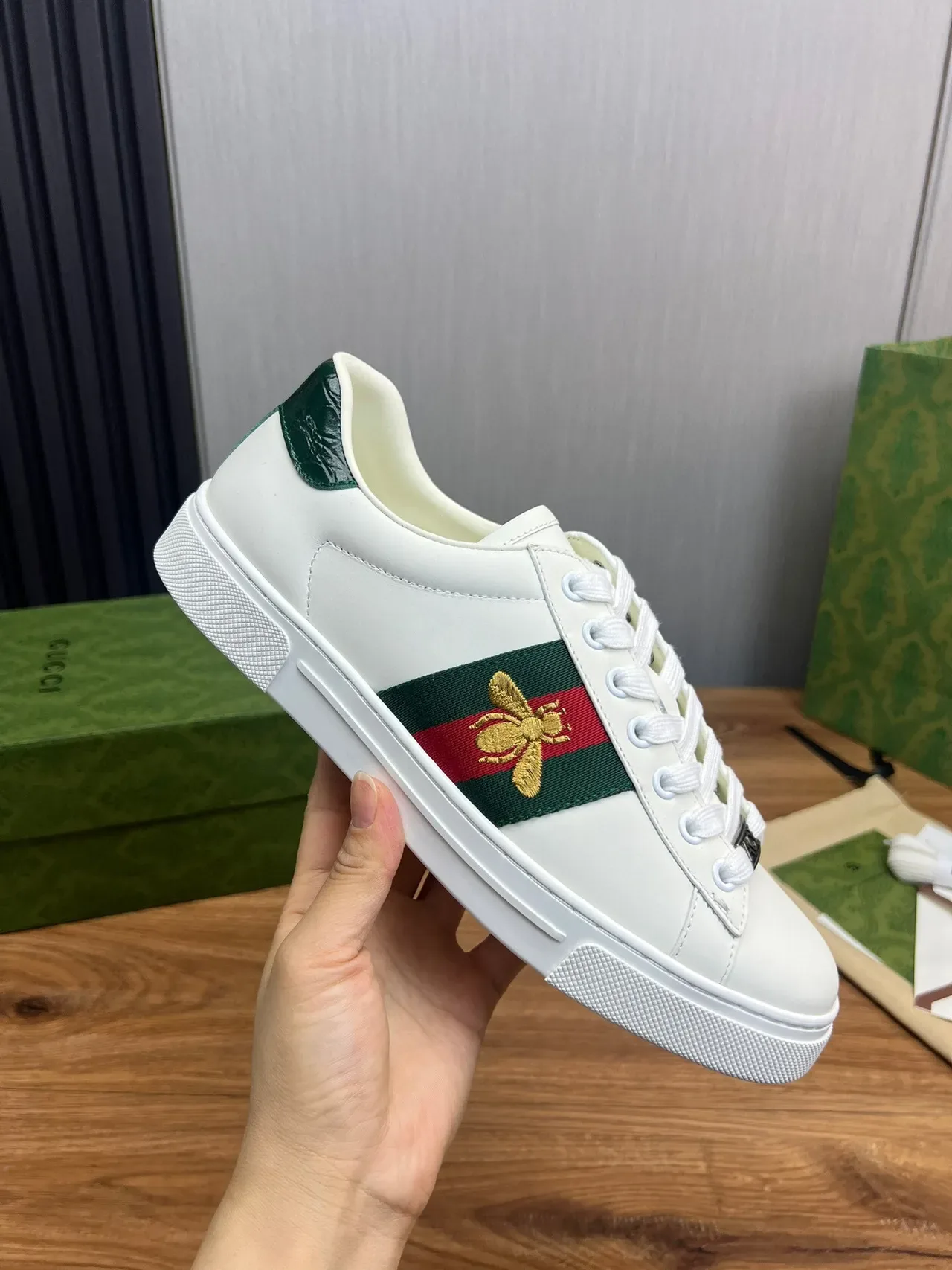 Gucci Ace Blanc Vert Rouge Web Stripe Bee Embroidery Sneakers Lifestyle 4