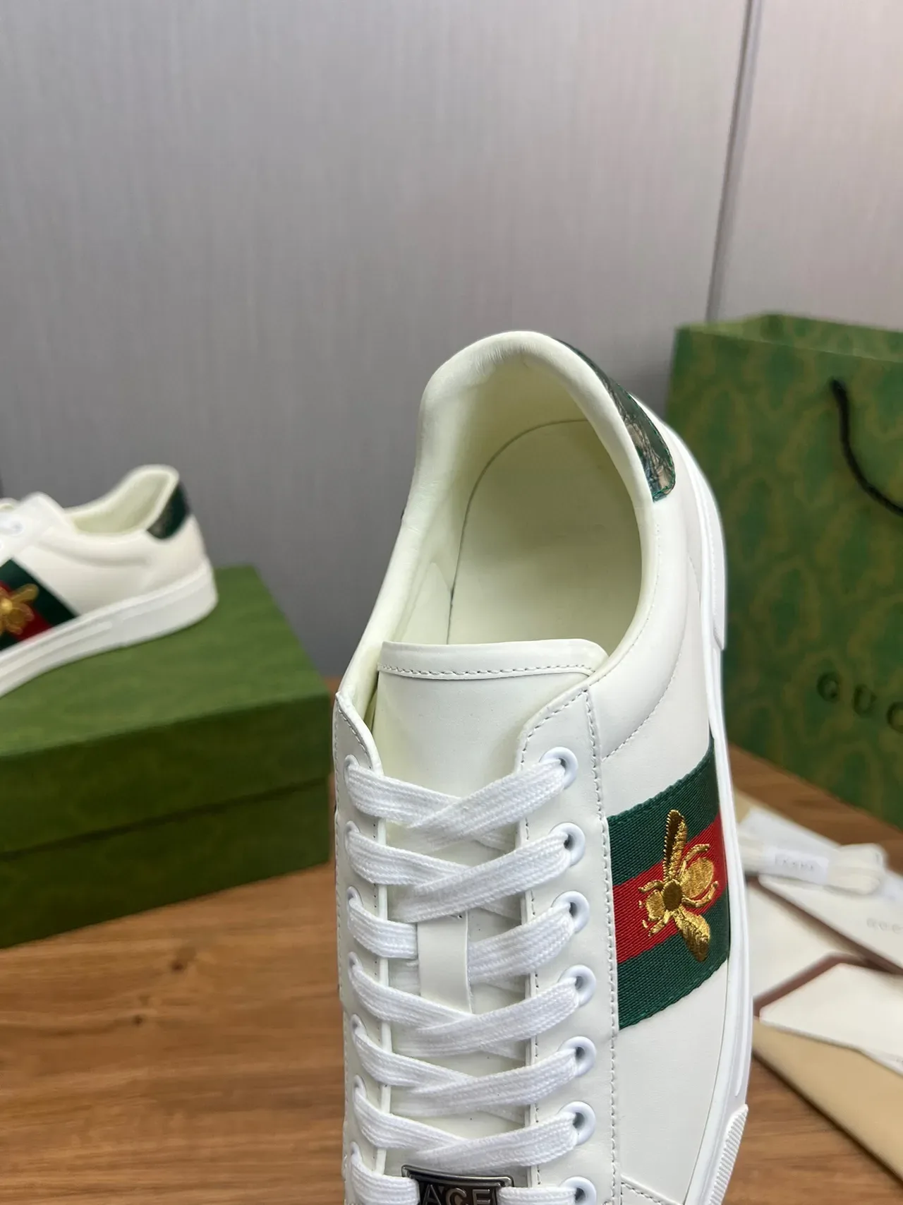 Gucci Ace Blanc Vert Rouge Web Stripe Bee Embroidery Sneakers Lifestyle 5