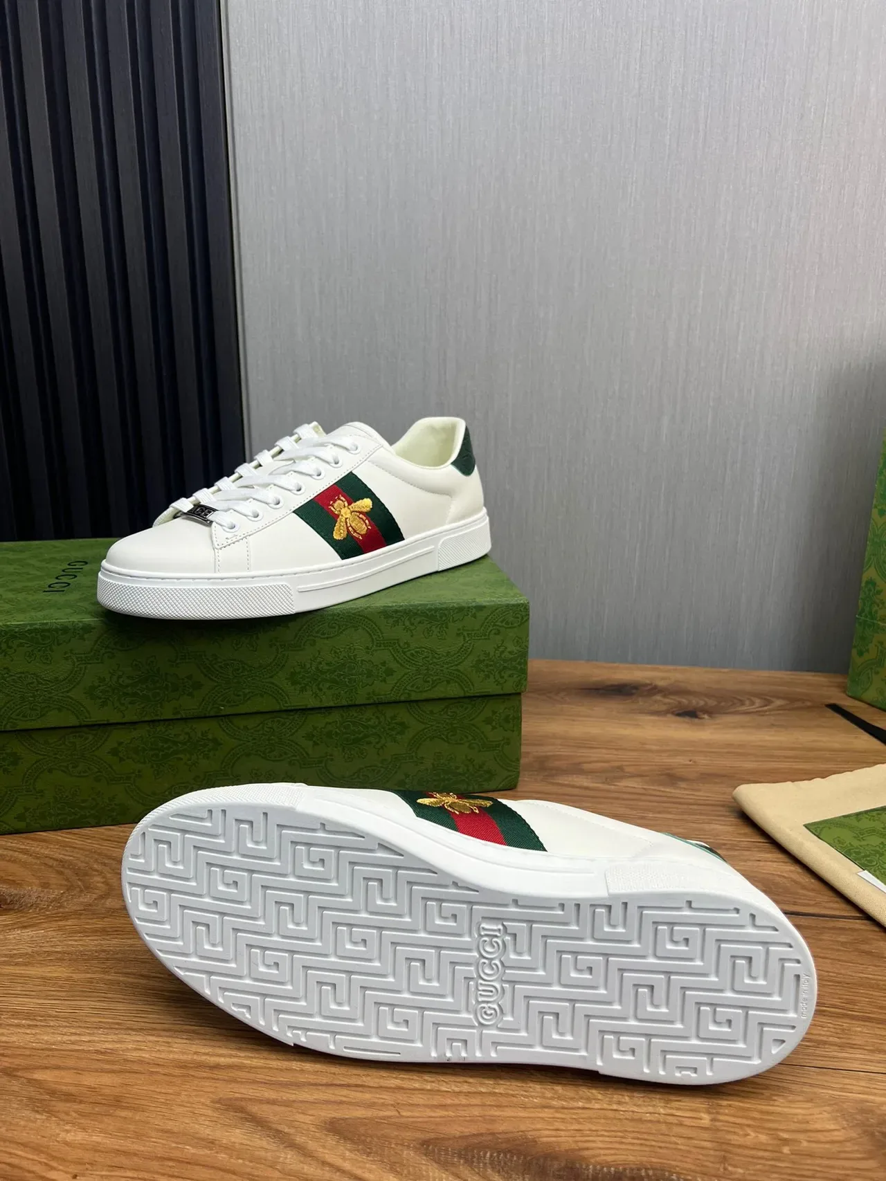 Gucci Ace Blanc Vert Rouge Web Stripe Bee Embroidery Sneakers Lifestyle 6